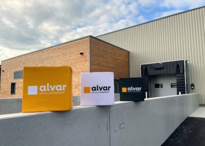 Cubes ALVAR devant bâtiment La Poste Le Bailleul